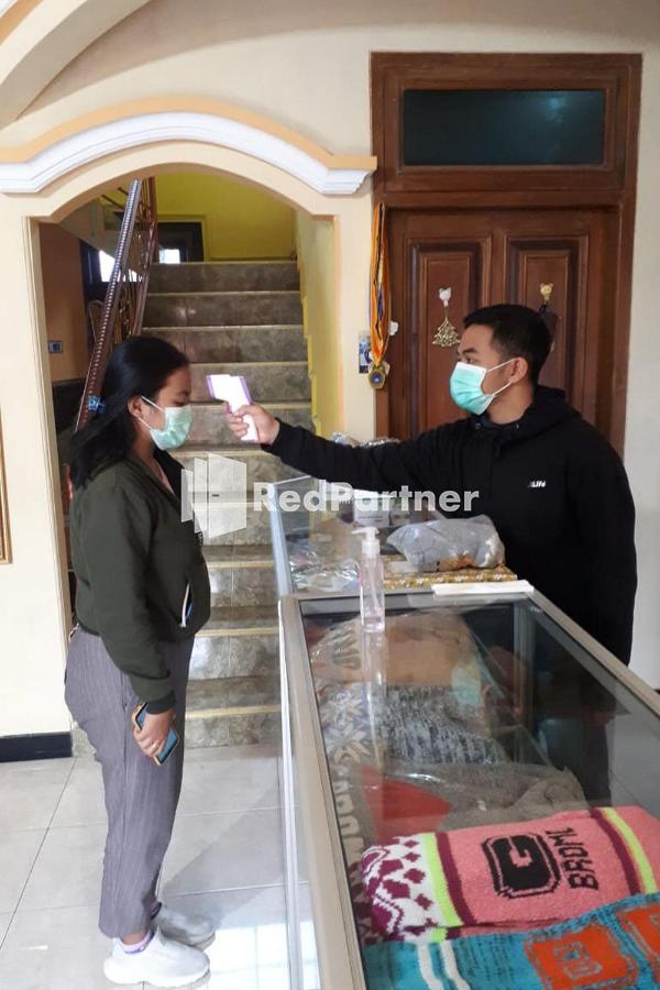 Bromo Indah Lestari Homestay Mitra Reddoorz Pasuruan Exteriör bild