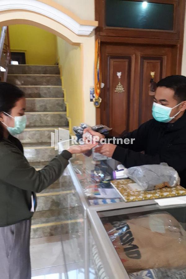 Bromo Indah Lestari Homestay Mitra Reddoorz Pasuruan Exteriör bild
